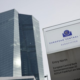 Inflazione, Bce “Prospettive incerte per dazi, difesa e clima”