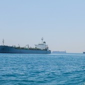 Petroliera colpita da tre proiettili nello Stretto di Hormuz, nessuna vittima Petroliera colpita da tre proiettili nello Stretto di Hormuz, nessuna vittima