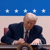 Trump firma primi provvedimenti e grazia gli assalitori di Capitol Hill