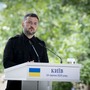 Zelensky “Putin trasforma diplomazia in farsa, sanzioni subito”
