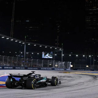 A Singapore trionfa Russell davanti a Verstappen, quarto Piastri