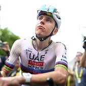 Pogacar cade e si ritira dalla Vuelta, sprint di Coquard e Mas in maglia rossa Pogacar cade e si ritira dalla Vuelta, sprint di Coquard e Mas in maglia rossa