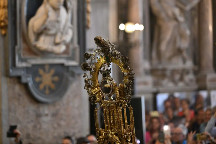 A Napoli si ripete il miracolo della liquefazione del sangue di San Gennaro A Napoli si ripete il miracolo della liquefazione del sangue di San Gennaro