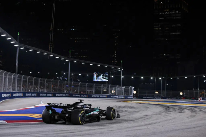 A Singapore trionfa Russell davanti a Verstappen, quarto Piastri