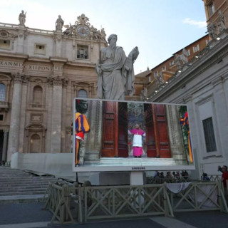 “Extra omnes”. Si chiude la Cappella Sistina, al via il Conclave