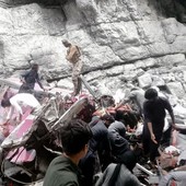 Bus precipita in un burrone in Pakistan, almeno 40 morti Bus precipita in un burrone in Pakistan, almeno 40 morti