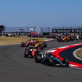 Russell vince la sprint race in Cina davanti a Leclerc e Hamilton Russell vince la sprint race in Cina davanti a Leclerc e Hamilton