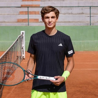 Giovane tennista Vasamì testimonial Intesa Sanpaolo con Sinner e Paolini