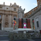 “Extra omnes”. Si chiude la Cappella Sistina, al via il Conclave
