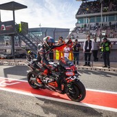 Pole position di Bezzecchi su Alex Marquez a Valencia, Bagnaia 16° Pole position di Bezzecchi su Alex Marquez a Valencia, Bagnaia 16°