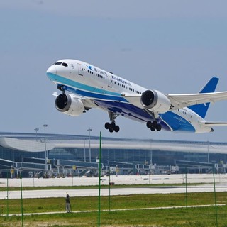 Cina, cresce traffico aereo passeggeri internazionale, in un anno +5,7%