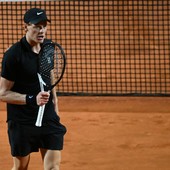 Sinner torna in campo, vittoria ed emozioni a Roma