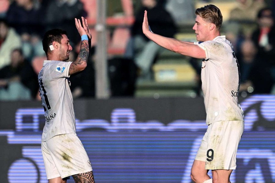 Il Napoli torna a vincere in trasferta, doppietta di Hojlund e Cremonese ko