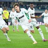 Il Sassuolo vince a Verona, al Bentegodi decide Pinamonti