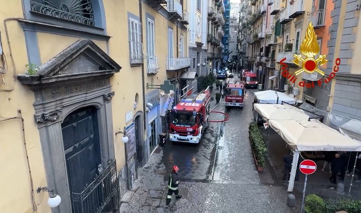 Fiamme in pieno centro a Napoli, coinvolto il teatro Sannazaro Fiamme in pieno centro a Napoli, coinvolto il teatro Sannazaro