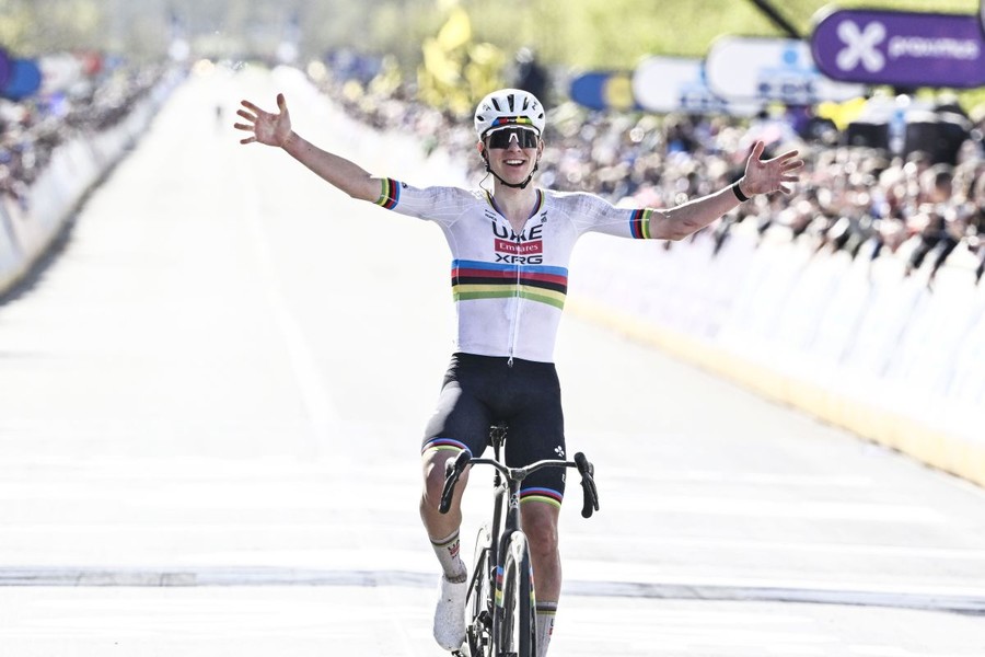 Pogacar vince il Giro delle Fiandre, Van der Poel ed Evenepoel sul podio Pogacar vince il Giro delle Fiandre, Van der Poel ed Evenepoel sul podio