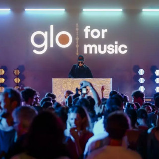 “glo for music”, a Fregene esibizione live a sorpresa di Tananai