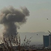 Gli Stati Uniti colpiscono 90 obiettivi in Iran, Teheran attacca basi Usa