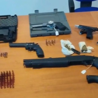 Arrestato latitante nel siracusano, aveva arsenale nel covo