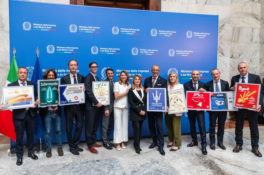 Un francobollo speciale per celebrare il centenario del Tridente Maserati