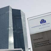 Inflazione, Bce “Prospettive incerte per dazi, difesa e clima”