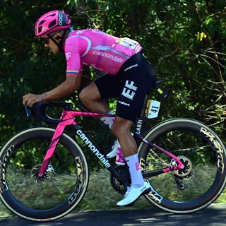 Al Tour Carapaz vince la 18^ tappa, Pogacar saldamente in maglia gialla