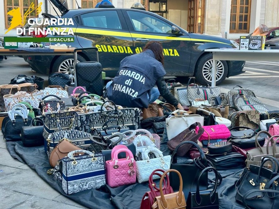 Smantellato giro falsi di lusso, percettore Reddito cittadinanza con Lamborghini Smantellato giro falsi di lusso, percettore Reddito cittadinanza con Lamborghini