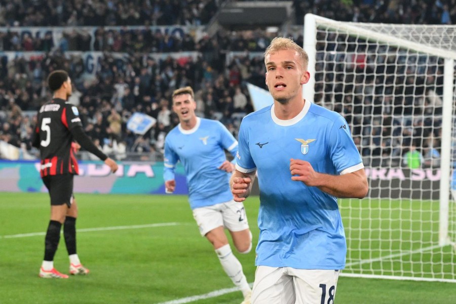 La Lazio batte il Milan 1-0, l’Inter ora a +8 sui cugini La Lazio batte il Milan 1-0, l’Inter ora a +8 sui cugini