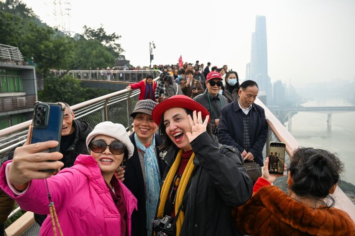 Cina, turisti italiani sperimentano la nuova passerella sospesa di Chongqing Cina, turisti italiani sperimentano la nuova passerella sospesa di Chongqing