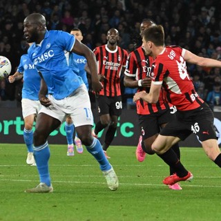 Il Napoli piega il Milan 2-1 e resta a -3 dall’Inter