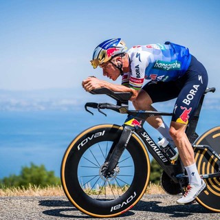 Evenepoel fa il bis nella crono, Pogacar 2° e sempre in giallo al Tour