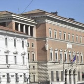 Borsa sospetta con foulard con falce e martello davanti a Ministero Giustizia