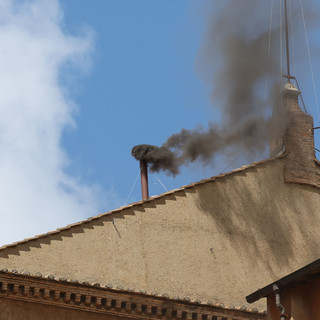 Fumata nera in mattinata, attesa per le votazioni del pomeriggio
