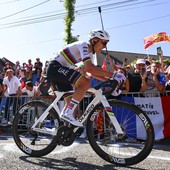 Pogacar fa 100 al Tour, Van der Poel resta maglia gialla