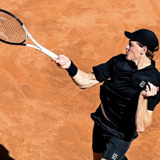 Sinner batte Rublev in due set, è semifinale a Roma con record
