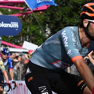 Ganna domina la crono di Massa, Eulalio resta in maglia rosa