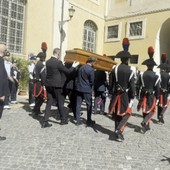 Camera ardente Bonino, il feretro della leader radicale arriva in Campidoglio Camera ardente Bonino, il feretro della leader radicale arriva in Campidoglio