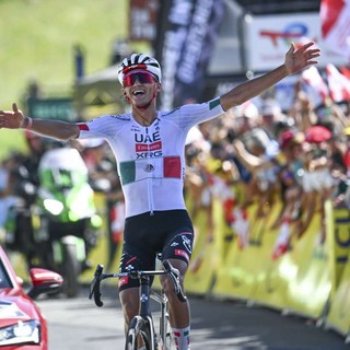 Del Toro vince 2^ tappa su Pogacar, Vingegaard resta leader del Tour