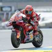 Marc Marquez vince anche la sprint di Le Mans, caduta per Bagnaia