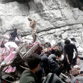 Bus precipita in un burrone in Pakistan, almeno 40 morti