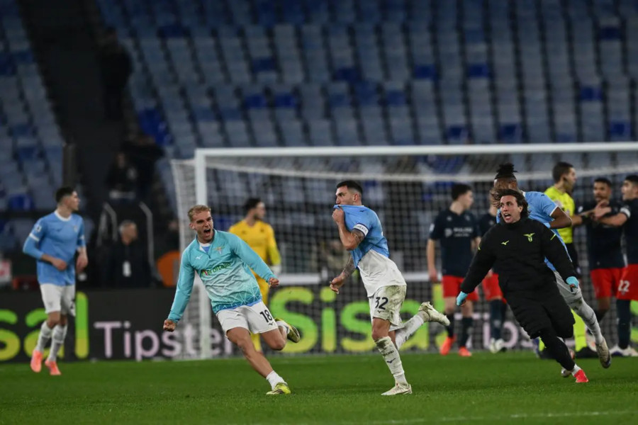 Lazio batte Genoa 3-2 con un rigore di Cataldi in pieno recupero Lazio batte Genoa 3-2 con un rigore di Cataldi in pieno recupero