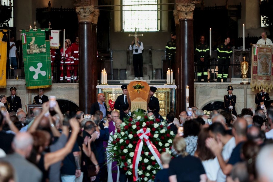 Don Mazzi, a Milano l’addio tra applausi e commozione