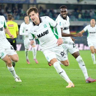 Il Sassuolo vince a Verona, al Bentegodi decide Pinamonti