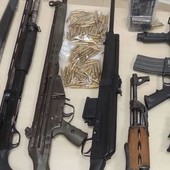 Armi da guerra e cocaina nascoste sottoterra a Gioia Tauro