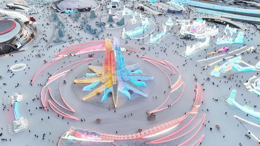 Cina, nello Heilongjiang il più grande parco al mondo a tema ghiaccio e neve Cina, nello Heilongjiang il più grande parco al mondo a tema ghiaccio e neve