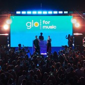 “glo for music”, a Napoli esibizione live a sorpresa dei Coma Cose