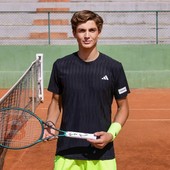 Giovane tennista Vasamì testimonial Intesa Sanpaolo con Sinner e Paolini
