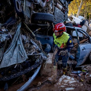 Alluvione Valencia, si scava in parcheggio-trappola sommerso dal fango