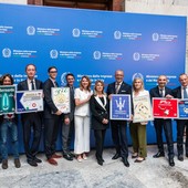 Un francobollo speciale per celebrare il centenario del Tridente Maserati