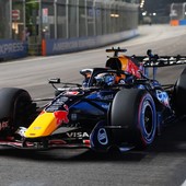 Verstappen padrone a Singapore: pole davanti a Leclerc e Hamilton